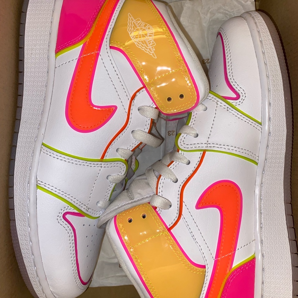 Nike Air Jordan 1 Mid Edge Glow